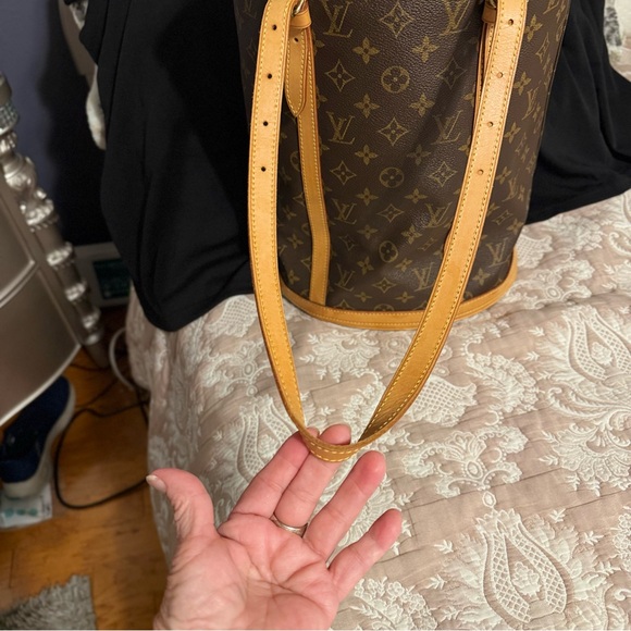 LV Monogram Bucket Bag w/ Tan Accents
Date Code:FL0012. - Picture 3 of 12